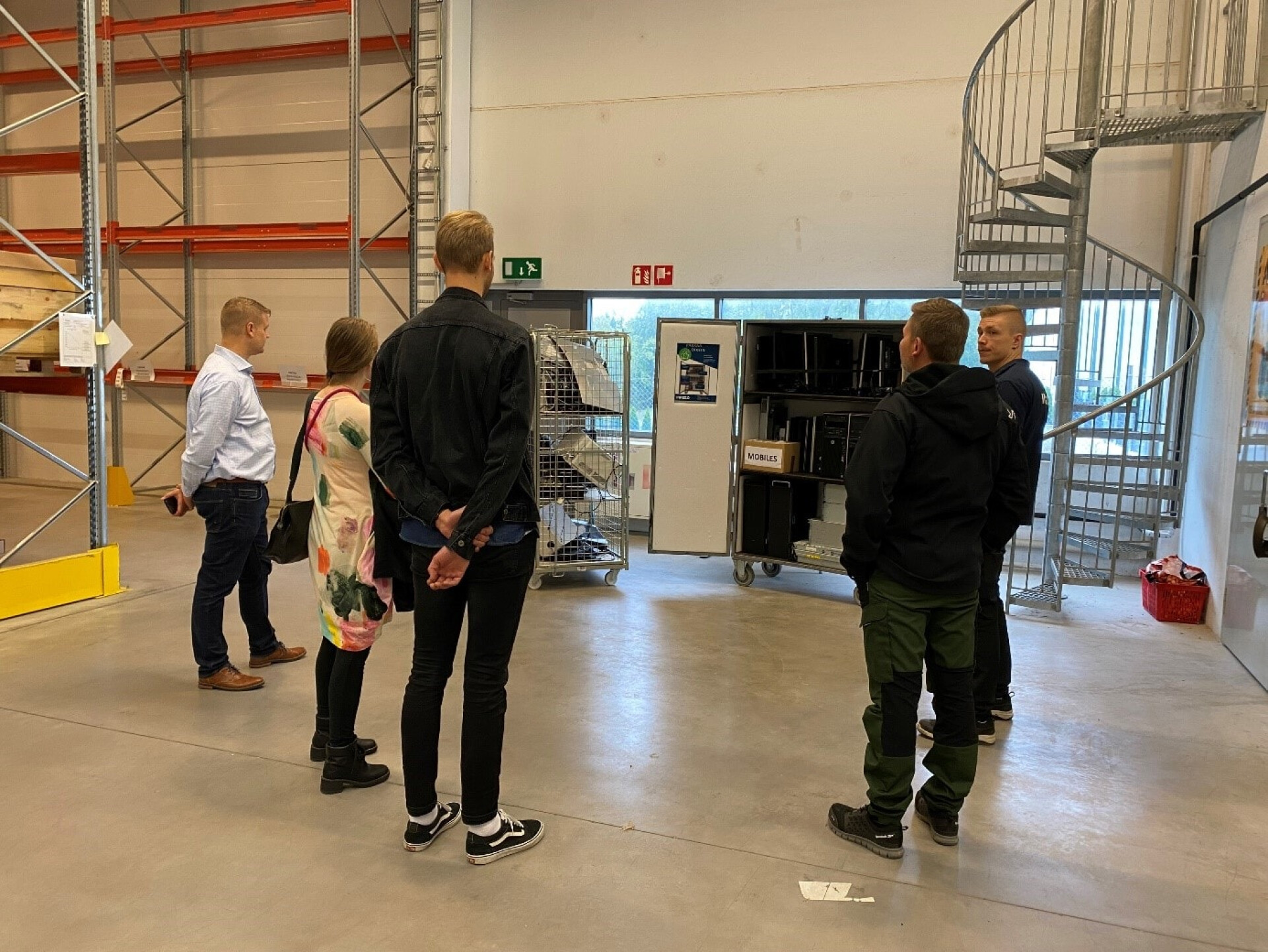 Gradian Otto Salmio ja Noora Arela vierailulla Inregon tuotantolaitoksessa Vantaalla.